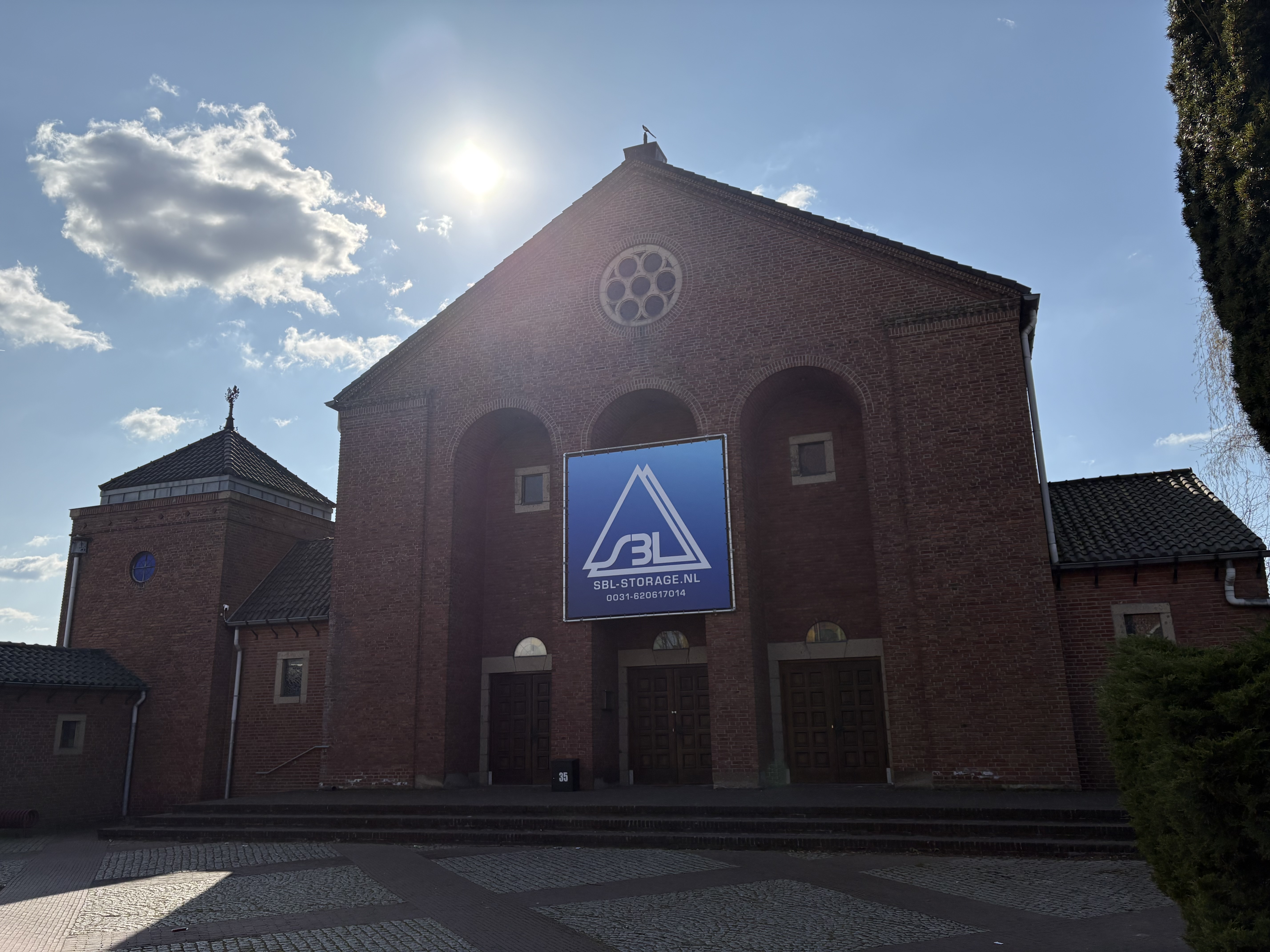 Voorkant van het gebouw